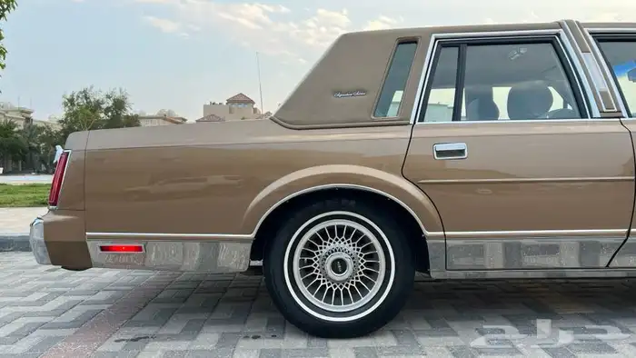 لينكون تاون كار كلاسيك 1986 بحالة المصنع وكالة ( تم البيع ). 18