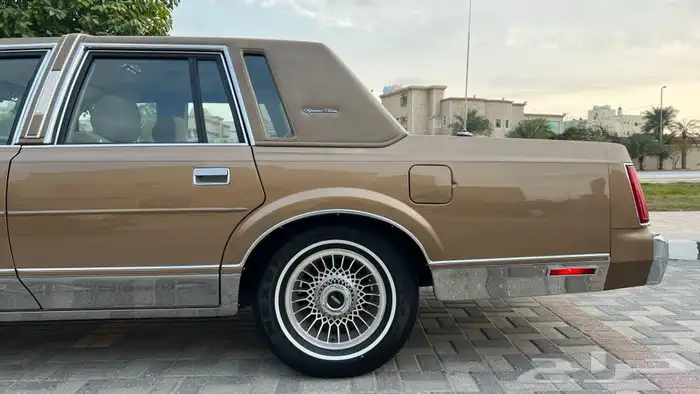 لينكون تاون كار كلاسيك 1986 بحالة المصنع وكالة ( تم البيع ). 7