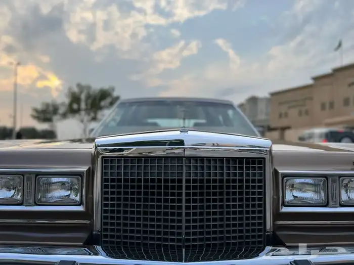 لينكون تاون كار كلاسيك 1986 بحالة المصنع وكالة ( تم البيع ). 28