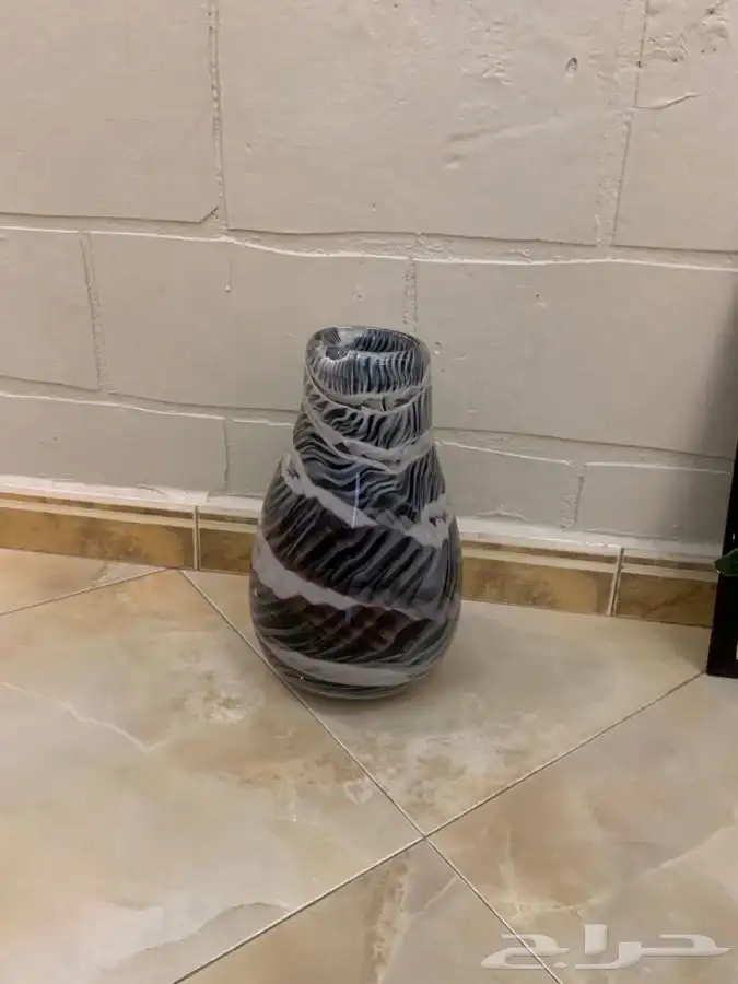فازة أبيض وأسود 0