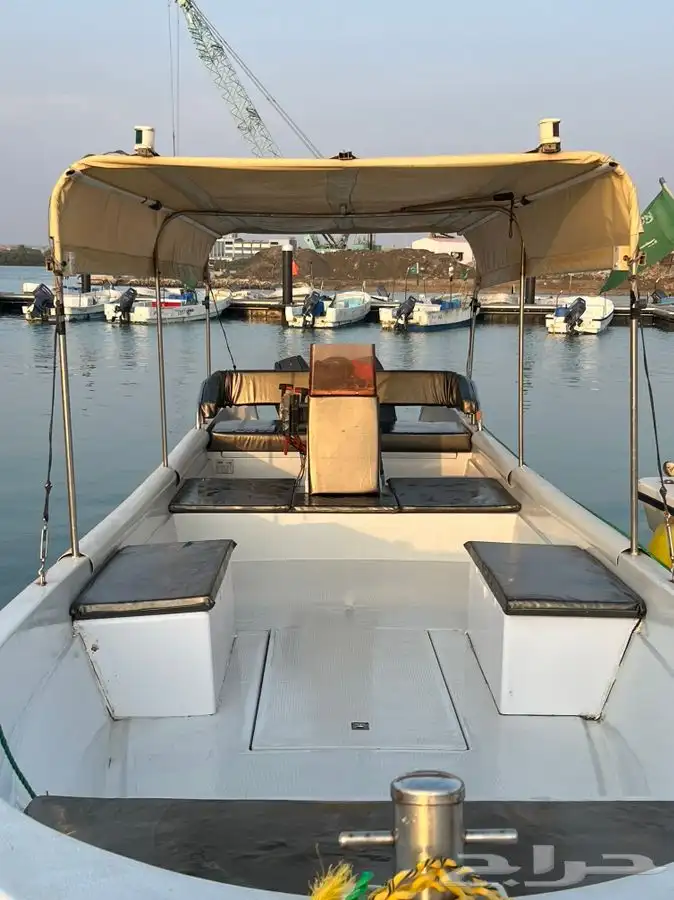 قارب نزهه القحمة للرحلات والصيد 0