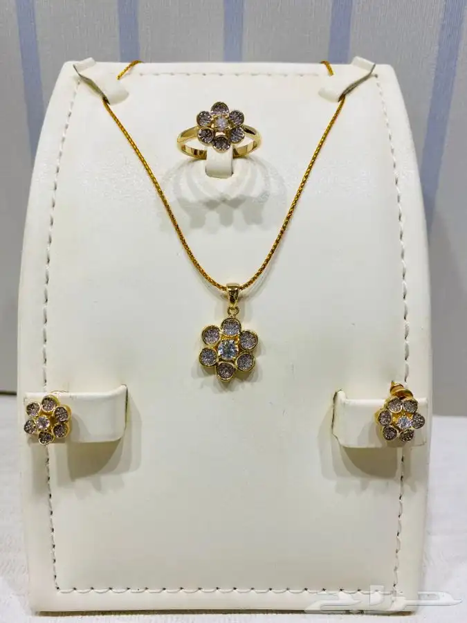 طقم فضه ناعم عيار 925 مطلي ذهب بفصوص زركون 3