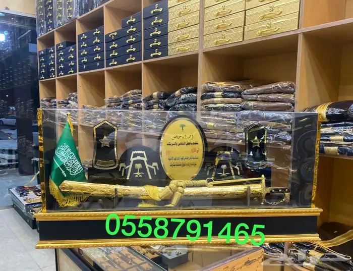 صندوق مع سيف تخرج ضابط دروع ملازم طقم هدية بشت جنبية عطورات 15