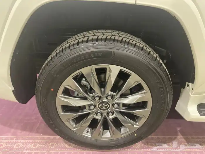 لاندكروزر جى اكس ار 4 بنزين 2025 13