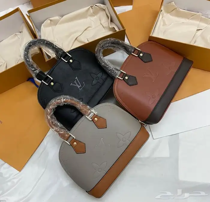 عرض شنطة ب 150  عرض 3 شنط 270 ريال 45