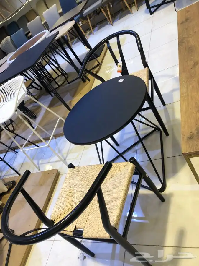 طاولات اطقم مع كرسيين وفي مع 4 كرسي وتس فقط 74