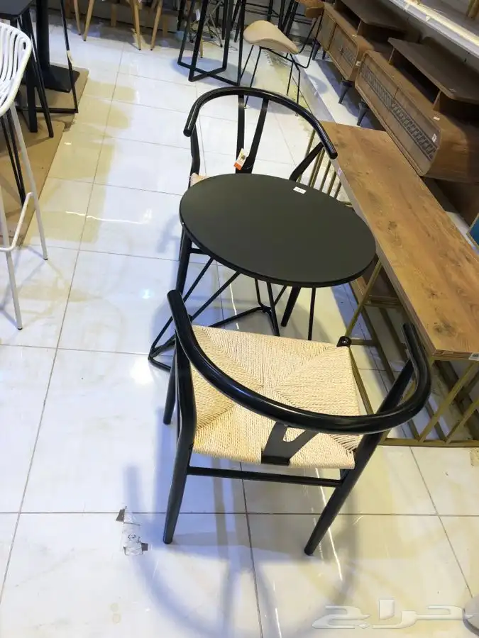 طاولات اطقم مع كرسيين وفي مع 4 كرسي وتس فقط 76