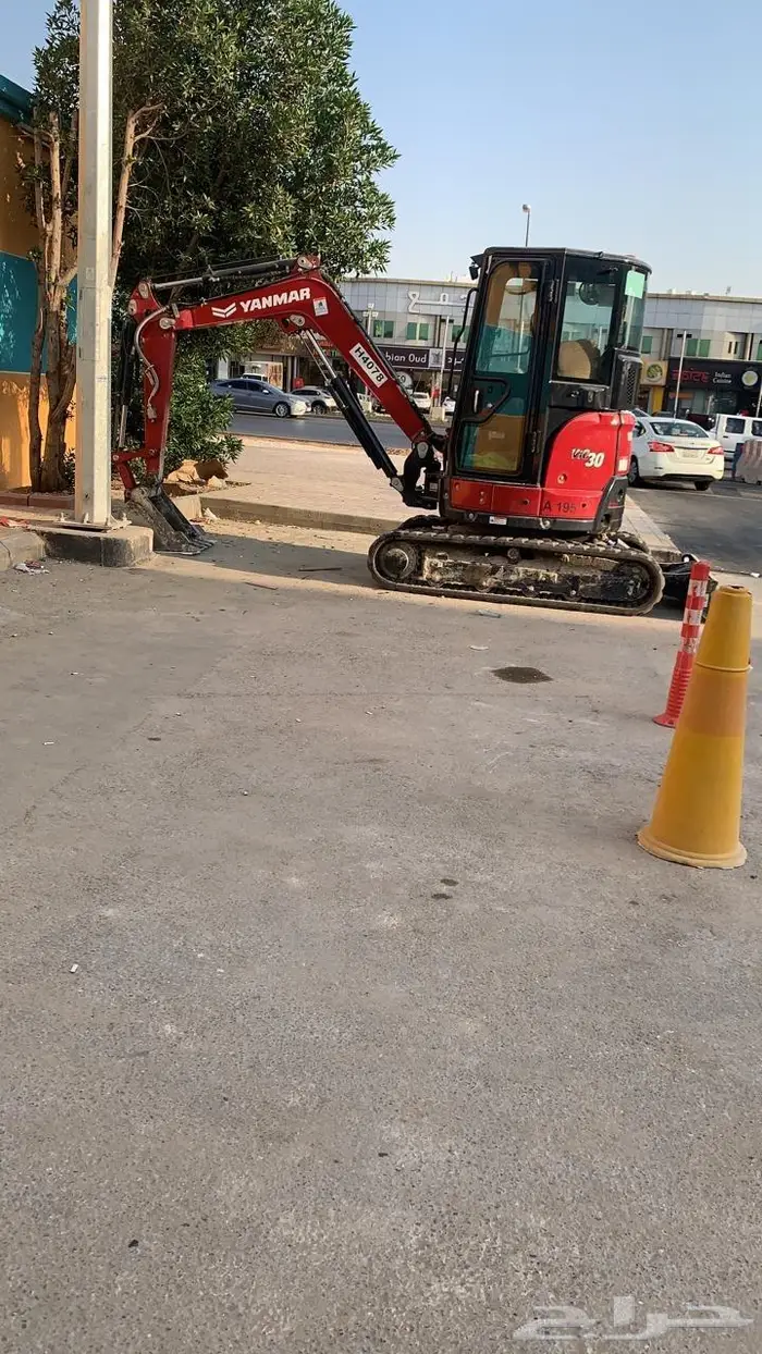 MINI EXCAVATOR 2-6 TON حفار صغير للايجار 2-6 طن 2