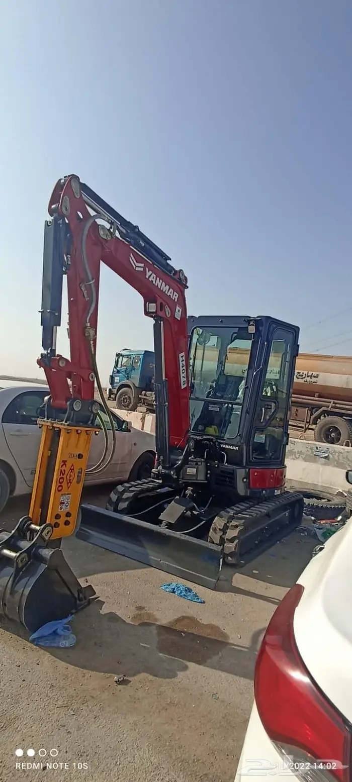 MINI EXCAVATOR 2-6 TON حفار صغير للايجار 2-6 طن 3