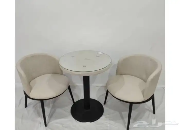 طاولات اطقم مع كرسيين وفي مع 4 كرسي وتس فقط 70