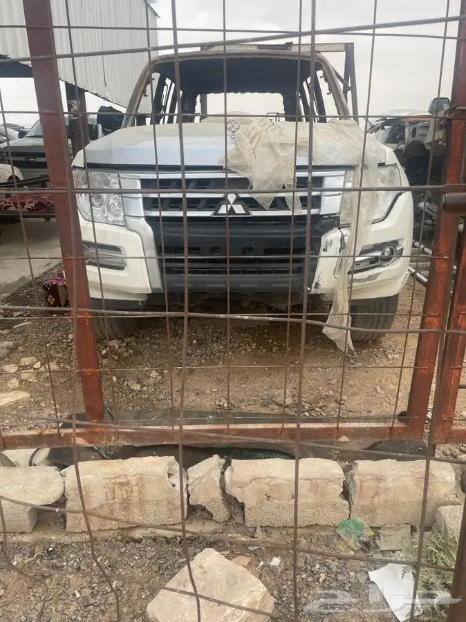 باجيرو ميتسوبيشي محرووق من الداخل  تشليح فقط 0