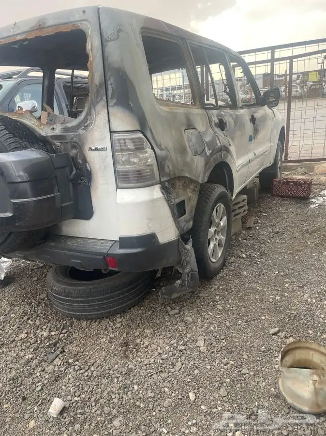 باجيرو ميتسوبيشي محرووق من الداخل  تشليح فقط 2