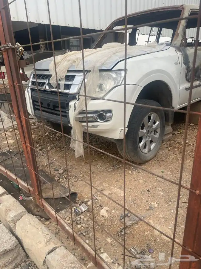 باجيرو ميتسوبيشي محرووق من الداخل  تشليح فقط 1