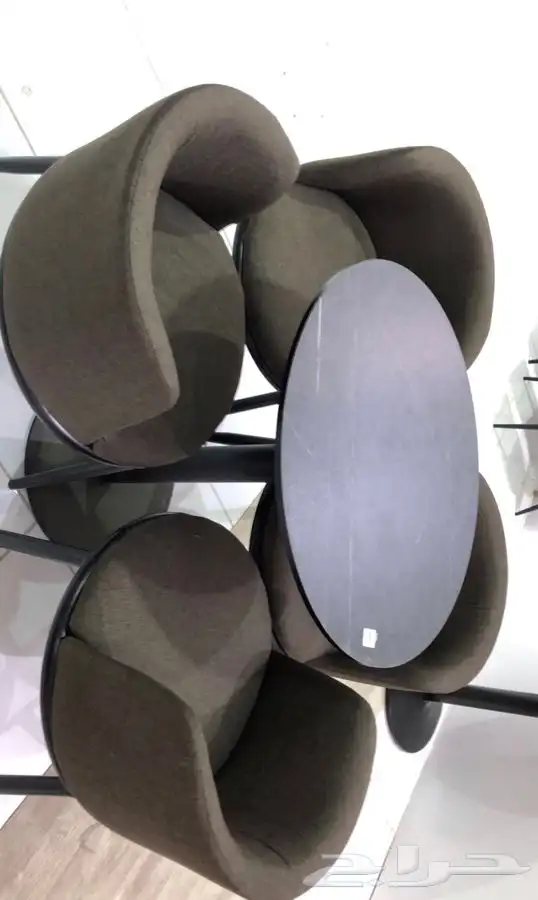 طاولات اطقم مع كرسيين وفي مع 4 كرسي وتس فقط 83