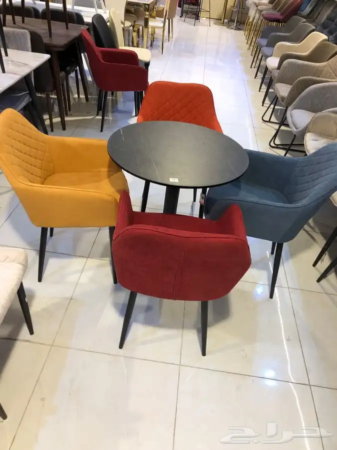 طاولات اطقم مع كرسيين وفي مع 4 كرسي وتس فقط 84