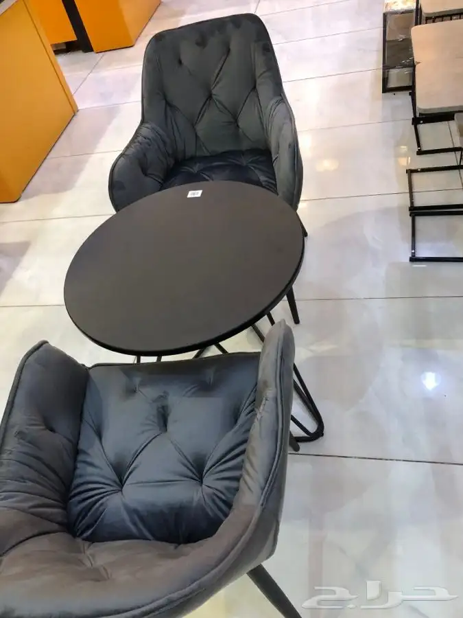 طاولات اطقم مع كرسيين وفي مع 4 كرسي وتس فقط 81