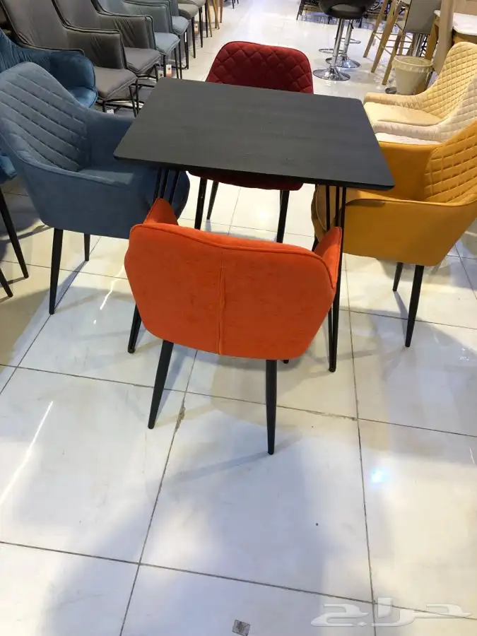 طاولات اطقم مع كرسيين وفي مع 4 كرسي وتس فقط 85