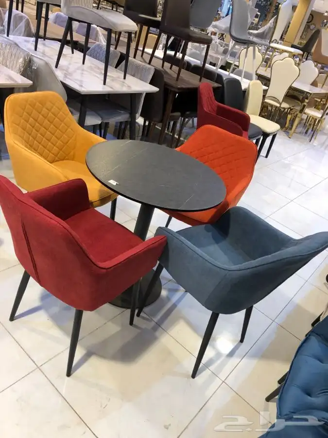 طاولات اطقم مع كرسيين وفي مع 4 كرسي وتس فقط 82