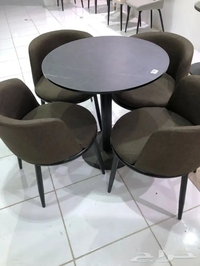 طاولات اطقم مع كرسيين وفي مع 4 كرسي وتس فقط 86