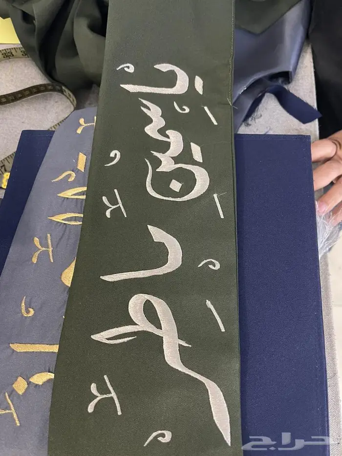 تطريز وتفصيل ملابس التخرج ( شال وشاح عباءة وقبعة تخرج ) 7