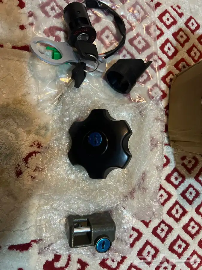 للبيع سويتش وغطاء البنزين وقفل الخوذه للديار 0
