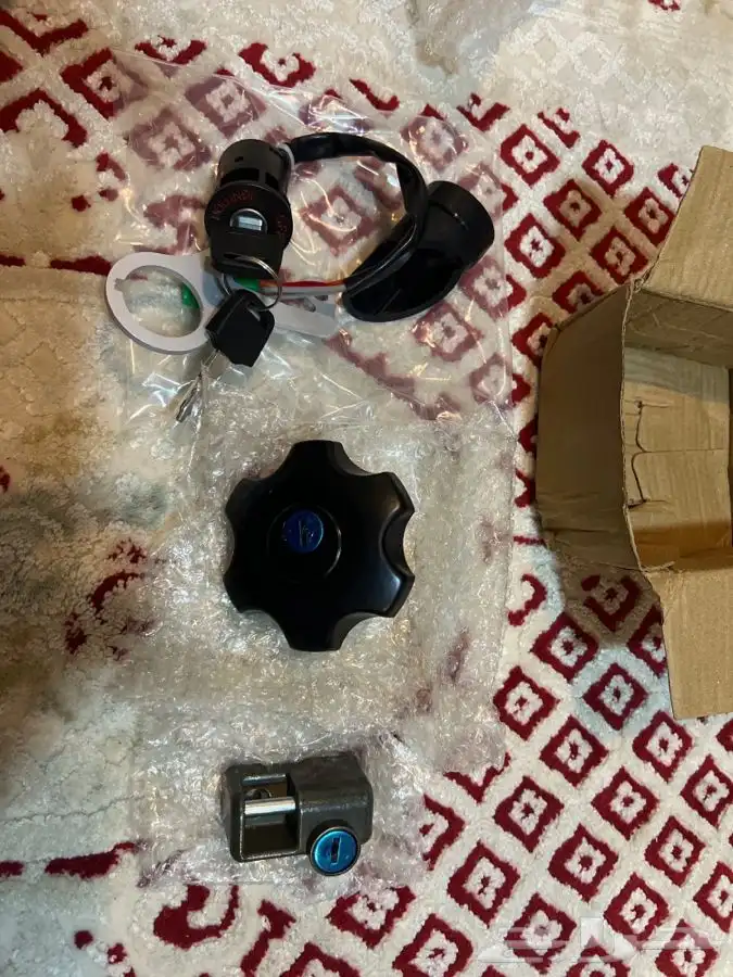 للبيع سويتش وغطاء البنزين وقفل الخوذه للديار 2