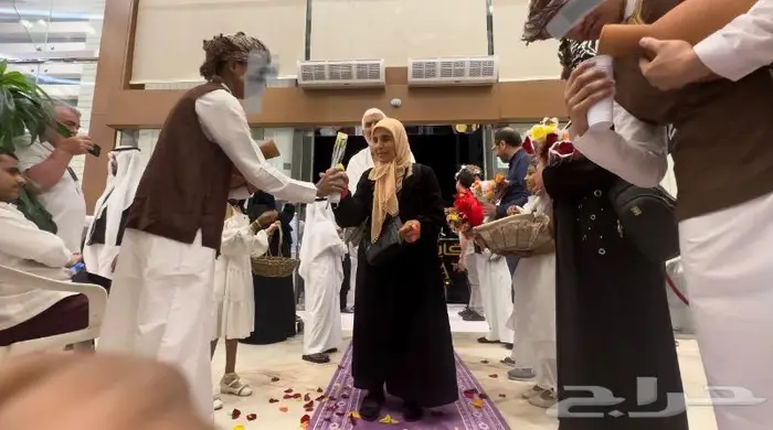 إستقبال حجاج بالأناشيد الإسلامية و موية زمزم و الورود 0