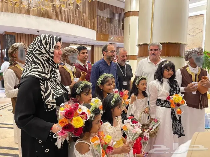 إستقبال حجاج بالأناشيد الإسلامية و موية زمزم و الورود 4