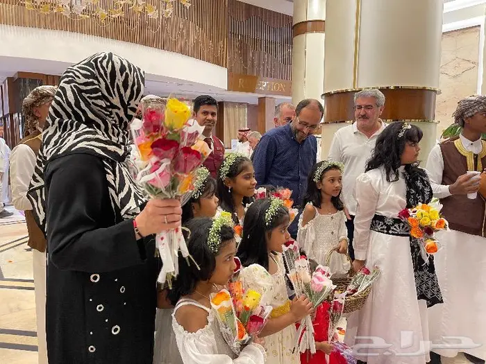 إستقبال حجاج بالأناشيد الإسلامية و موية زمزم و الورود 5