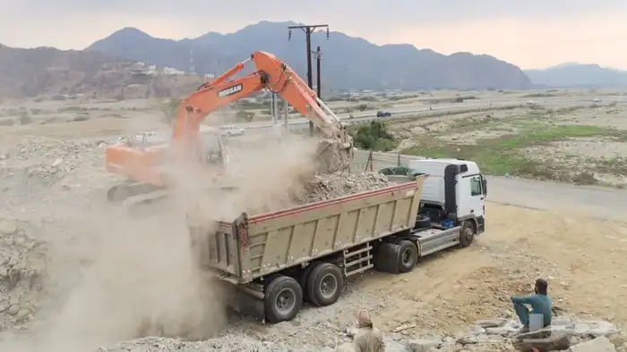 (بوكلين وكسارة) للبنيان وتكسير وتفريس الحجر  وحفر وقص أراضي 9