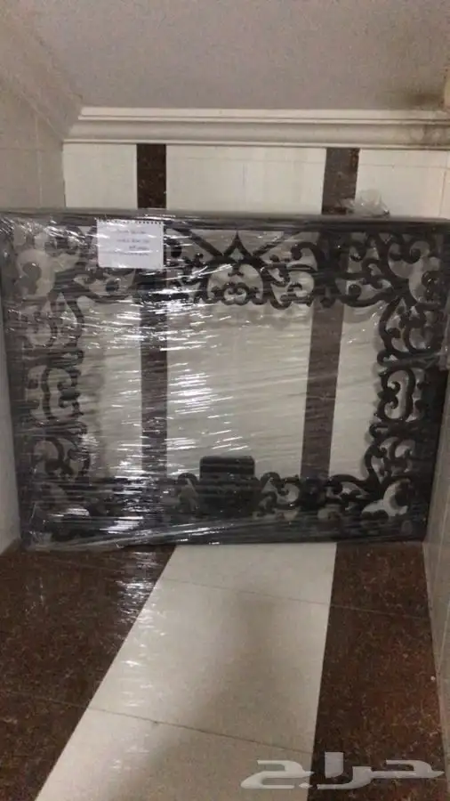 برواز خشبي للتلفزيون يعلق في الجدار الطول 1 57 والعرض 1 25 1