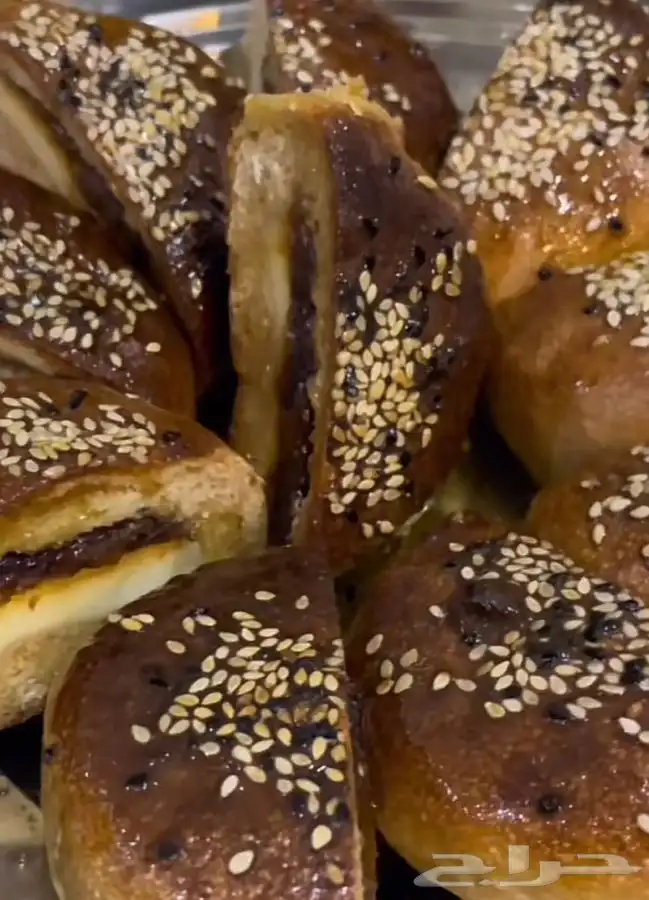 لذيذه وطريه و شكلها يفتح النفس بحشوه التمر 1