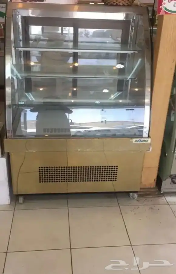 يوجد لدينا ثلاجات عرض حلويات الفرات باكثر من مقاس 2