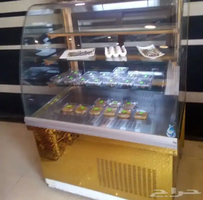 يوجد لدينا ثلاجات عرض حلويات الفرات باكثر من مقاس 1