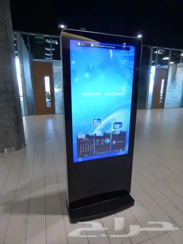 شاشات طوليه لعرض الاعلانات والمنتجات والعروض 1