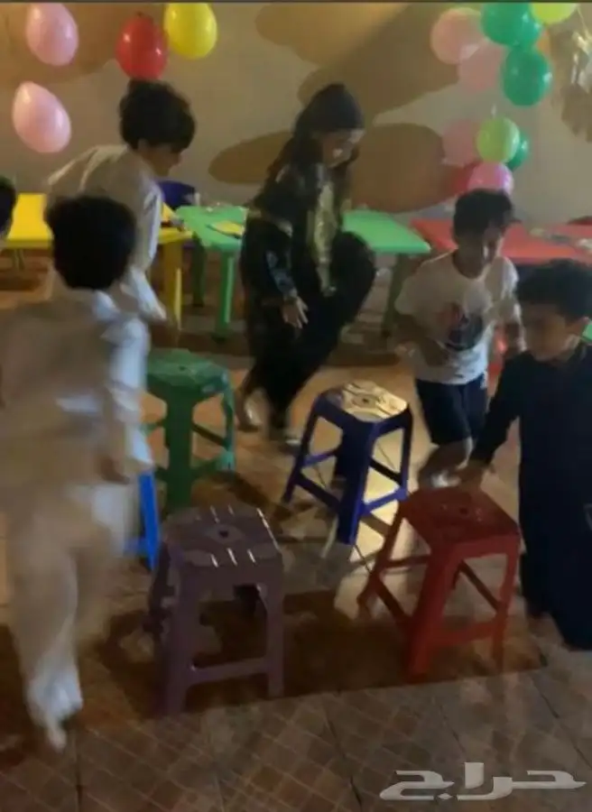 مهرجه ورسامه بنتين كراسي وطاولات للحفلات والاعياد بسعرخيالي 2
