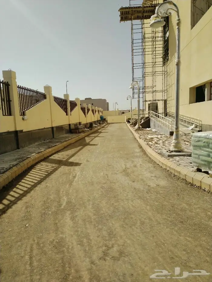 تنفيذ أعمال الحفر والردم والاسفلت واعمال المساحية 4