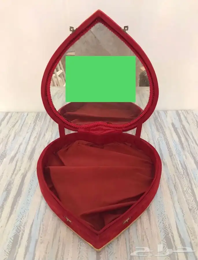علبة مخمل مكياج عطور قلب احمر اكسسوارات قديم تراث انتيك 1