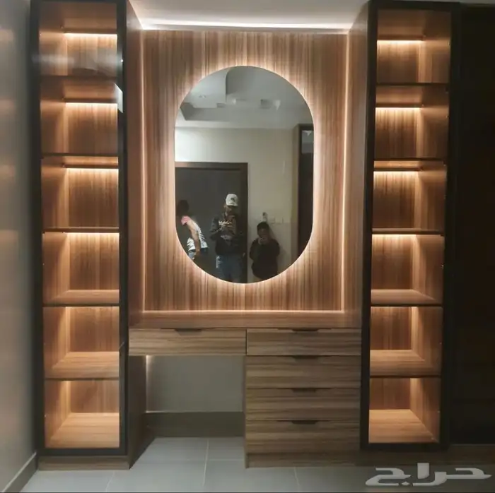 ديكورات خشبية و غرف نوم و كنب و طاولات طعام 0
