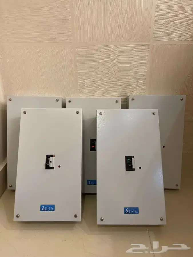 قاطع كهرباء نظيف على الشرط 100 و 60 امبير 0
