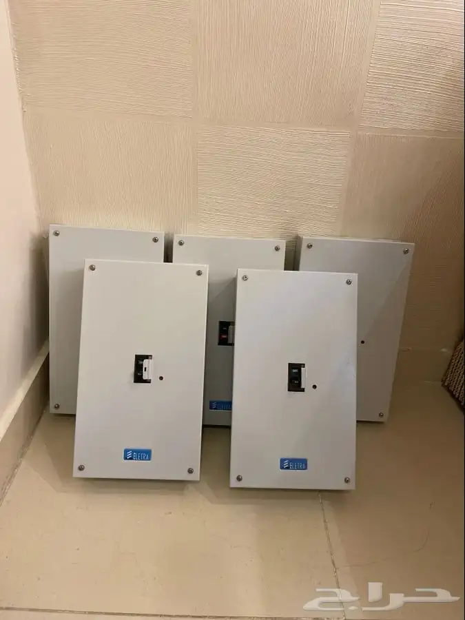قاطع كهرباء نظيف على الشرط 100 و 60 امبير 3