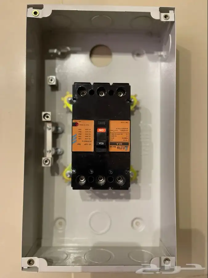 قاطع كهرباء نظيف على الشرط 100 و 60 امبير 8