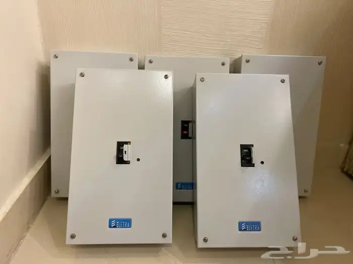 قاطع كهرباء نظيف على الشرط 100 و 60 امبير 2