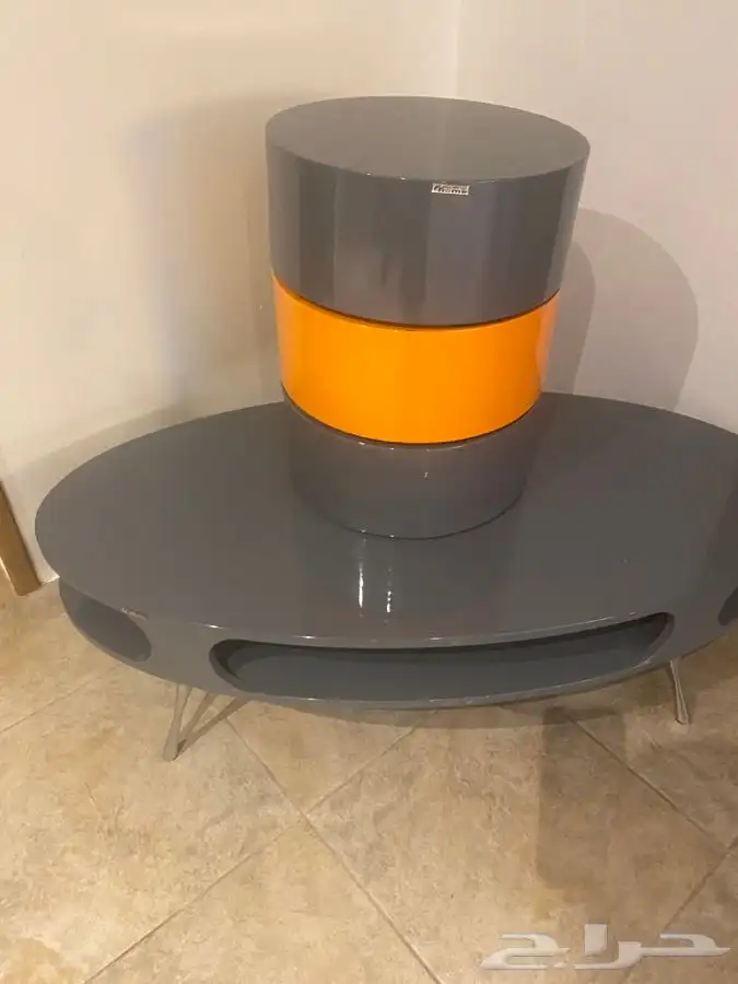 طاولة وطاولة جانبية ورشاش موية للحديقة جديدة تماما 1