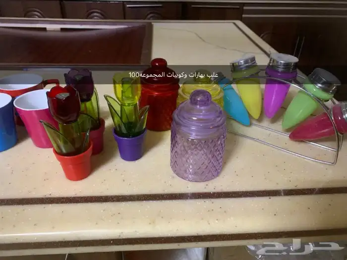 علب بهارات ملونه 0