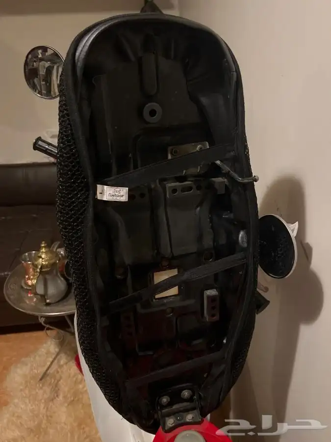 تلبيسه لمقعدة الدباب الهوندا ال70 2