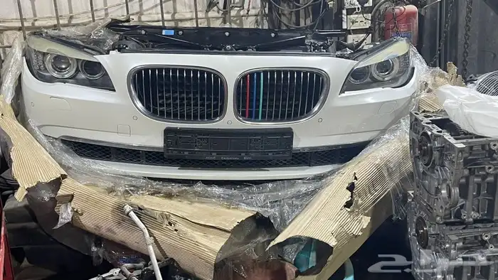 مقدمة واجهة كاملة وخلفية بي ام الفئة 7 0