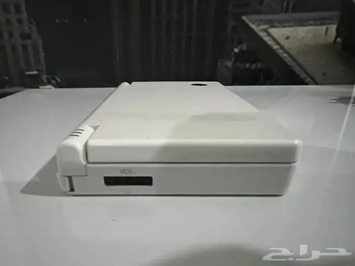 جهاز العاب نيتندو ( دي اس) مع شريط سوبر ماريو 6