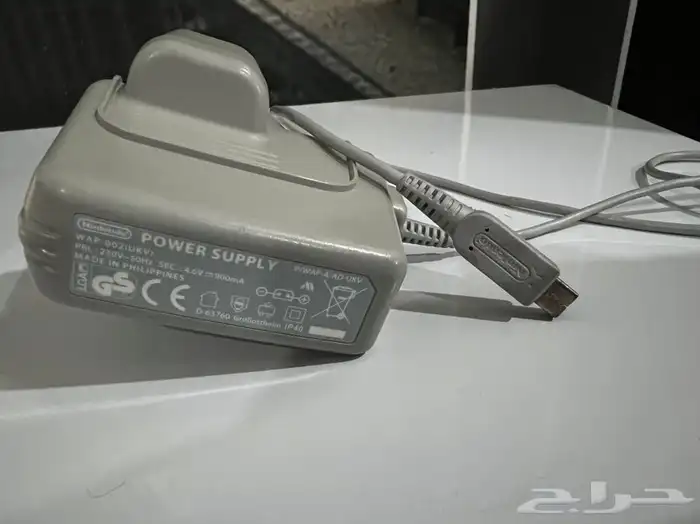 جهاز العاب نيتندو ( دي اس) مع شريط سوبر ماريو 3