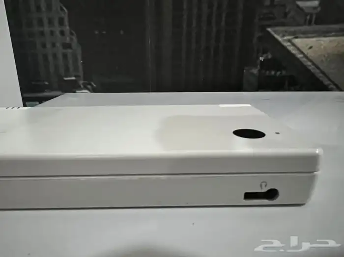 جهاز العاب نيتندو ( دي اس) مع شريط سوبر ماريو 9